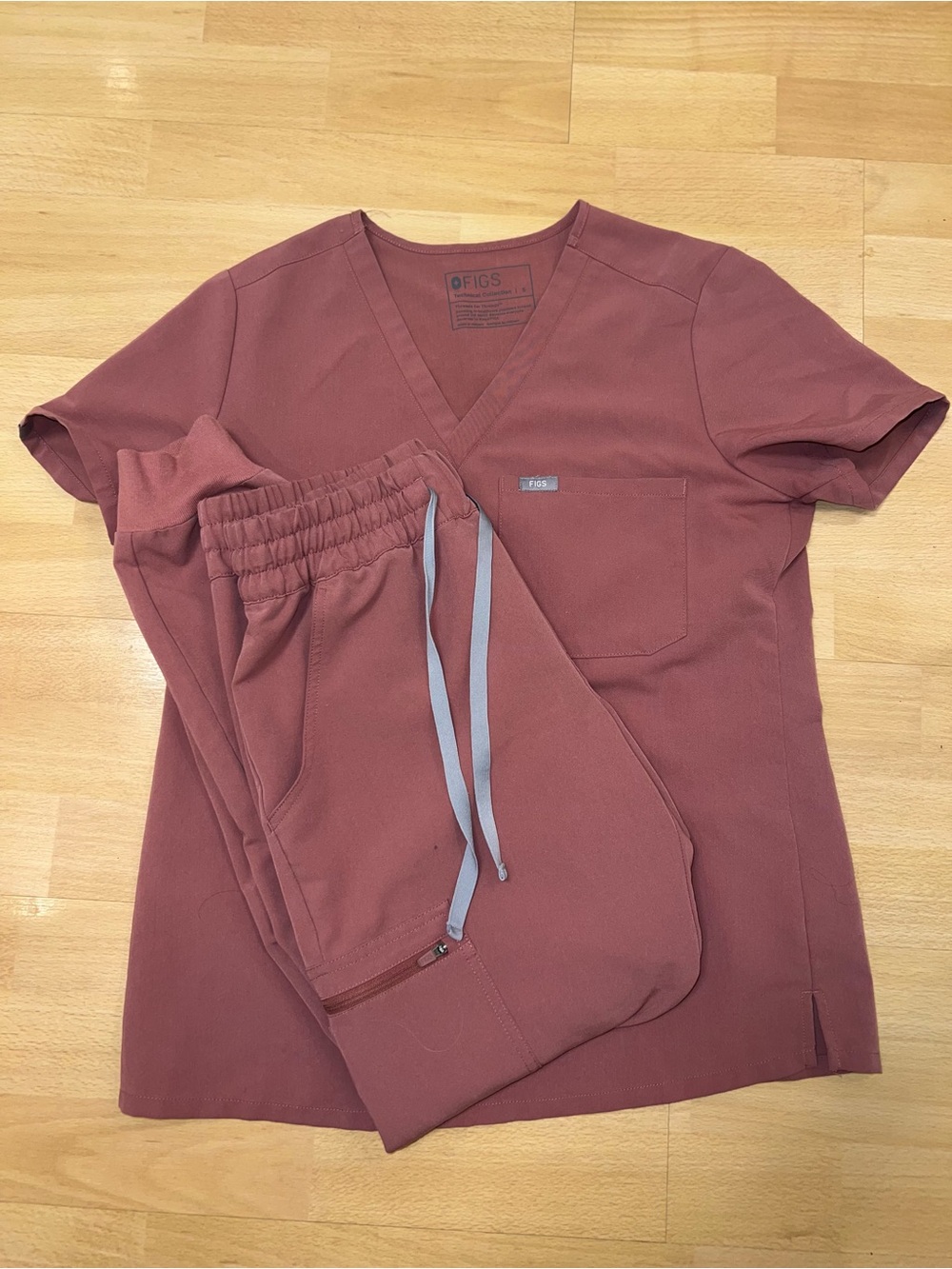 FIGS Catarina One Pocket top and Uman Joggers scrub set - Mauve